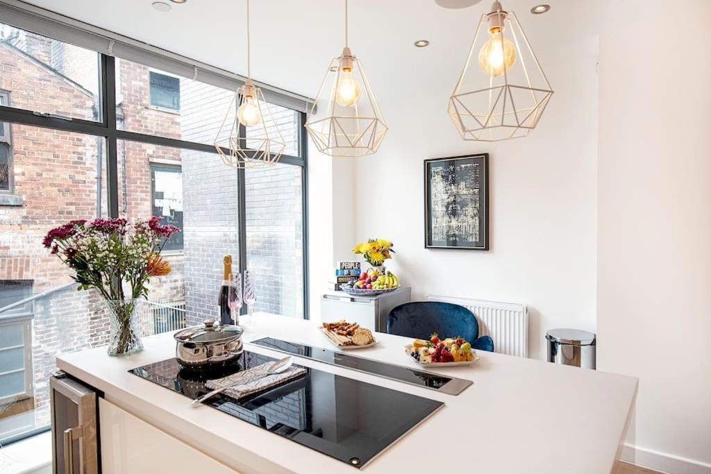 City Superhost: Luxury Deansgate Townhouse マンチェスター エクステリア 写真