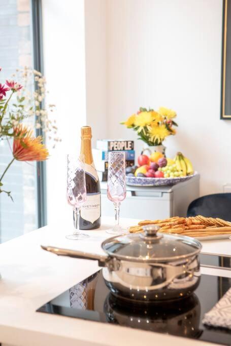 City Superhost: Luxury Deansgate Townhouse マンチェスター エクステリア 写真
