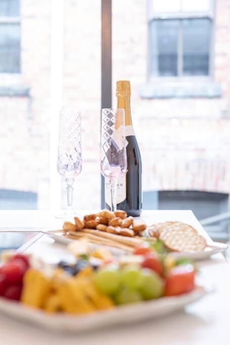 City Superhost: Luxury Deansgate Townhouse マンチェスター エクステリア 写真
