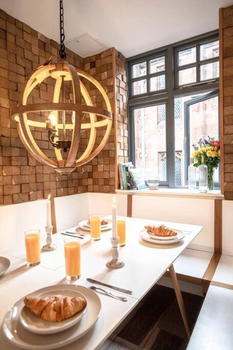 City Superhost: Luxury Deansgate Townhouse マンチェスター エクステリア 写真