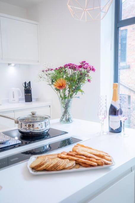 City Superhost: Luxury Deansgate Townhouse マンチェスター エクステリア 写真