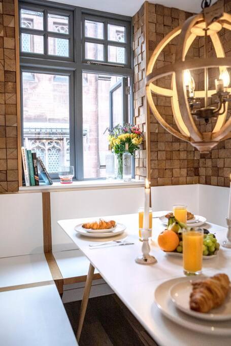 City Superhost: Luxury Deansgate Townhouse マンチェスター エクステリア 写真